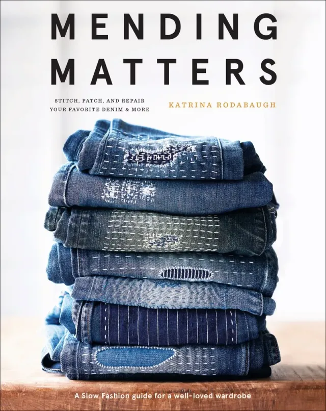 Katrina Rodabaugh Mending Matters bok innbundet synlig stopping