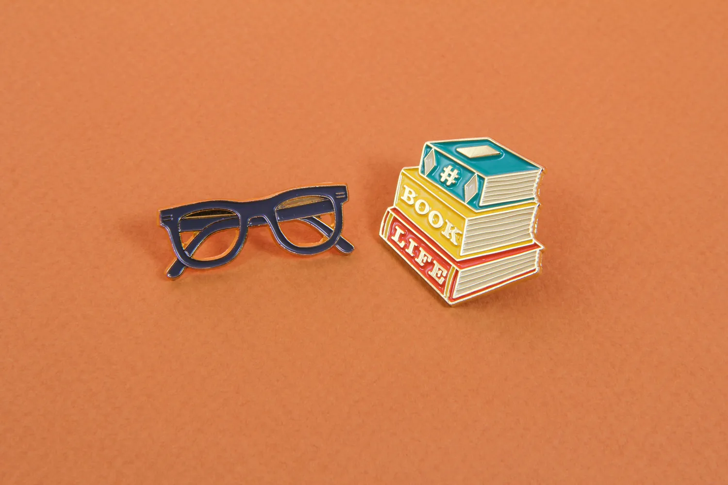 Chronicle Books Book Buds emaljepins 2-pakning leseglede