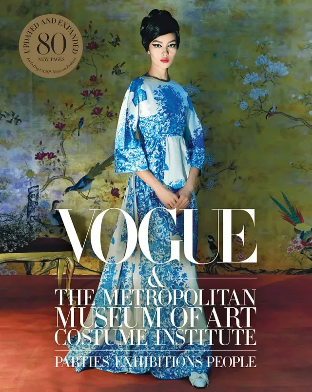 Vogue and the Metropolitan Museum of Art innbundet mote bok oppdatert