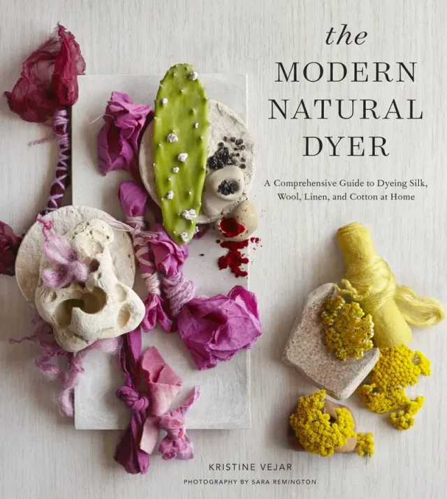 Kristine Vejar Modern Natural Dyer fargebok innbundet silke ull