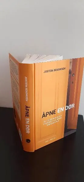 DELK-forlaget Åpne en dør bok innbundet DELK-historie
